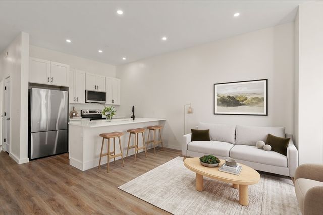 43-45 Blossom St 3, Chelsea, MA 02150