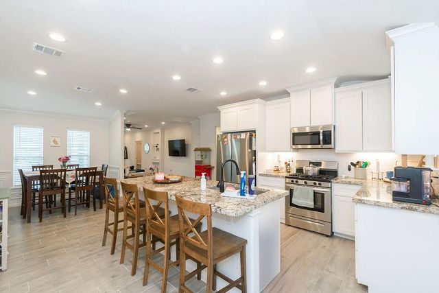 505 18th Avenue N, Texas City, TX 77590