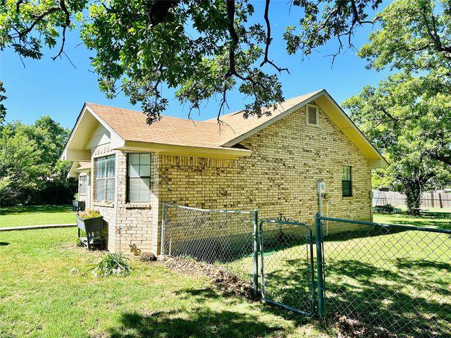 425 N Avenue E, Cross Plains, TX 76443