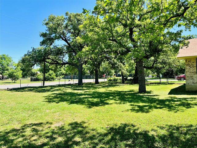 425 N Avenue E, Cross Plains, TX 76443