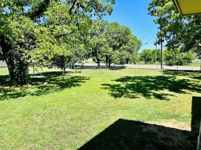 425 N Avenue E, Cross Plains, TX 76443