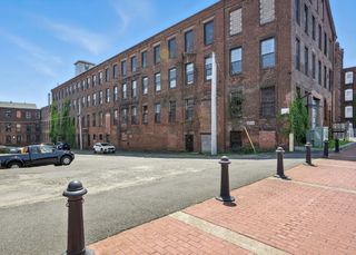 382 Dwight St, Holyoke, MA 01040