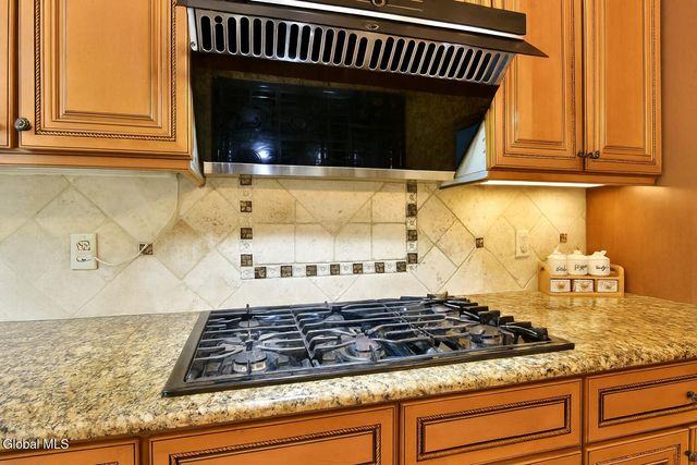 72 Stone Crest Drive, Halfmoon, NY 12118