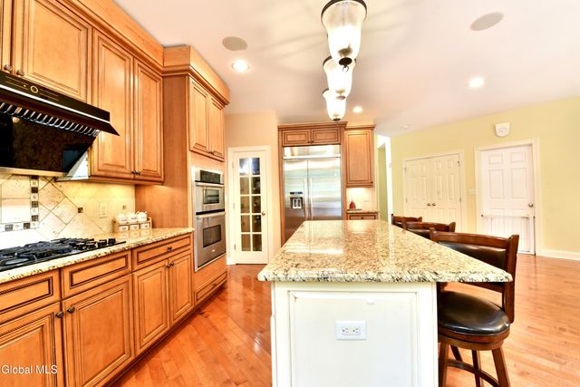 72 Stone Crest Drive, Halfmoon, NY 12118