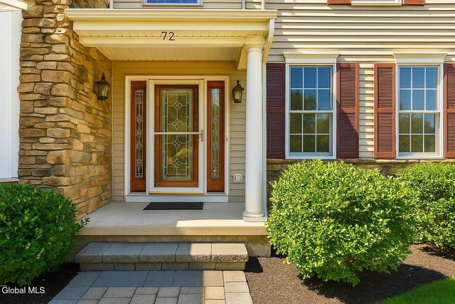 72 Stone Crest Drive, Halfmoon, NY 12118