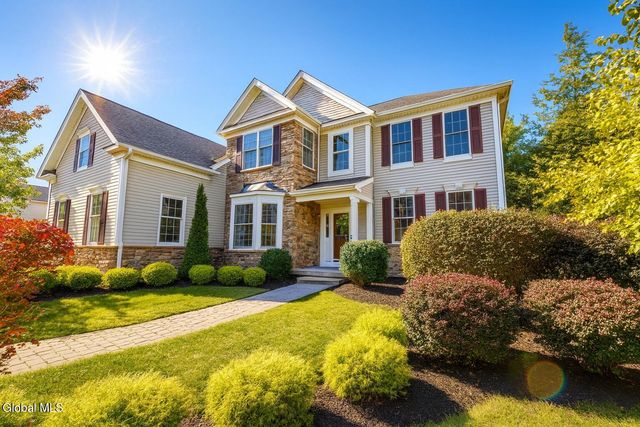 72 Stone Crest Drive, Halfmoon, NY 12118