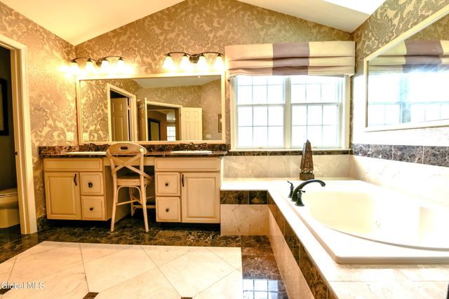 72 Stone Crest Drive, Halfmoon, NY 12118