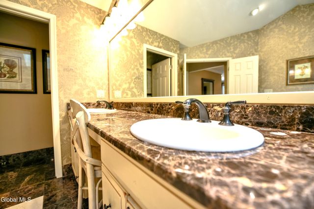 72 Stone Crest Drive, Halfmoon, NY 12118