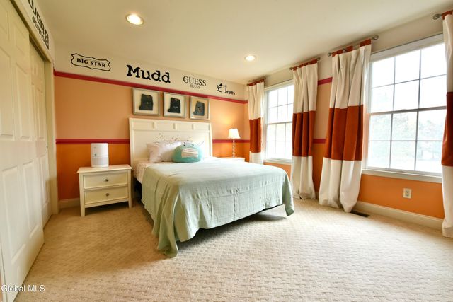 72 Stone Crest Drive, Halfmoon, NY 12118