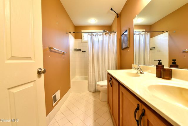 72 Stone Crest Drive, Halfmoon, NY 12118