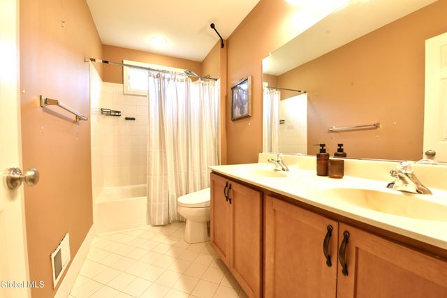 72 Stone Crest Drive, Halfmoon, NY 12118