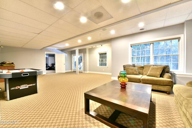 72 Stone Crest Drive, Halfmoon, NY 12118