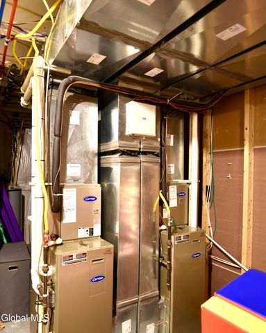 72 Stone Crest Drive, Halfmoon, NY 12118