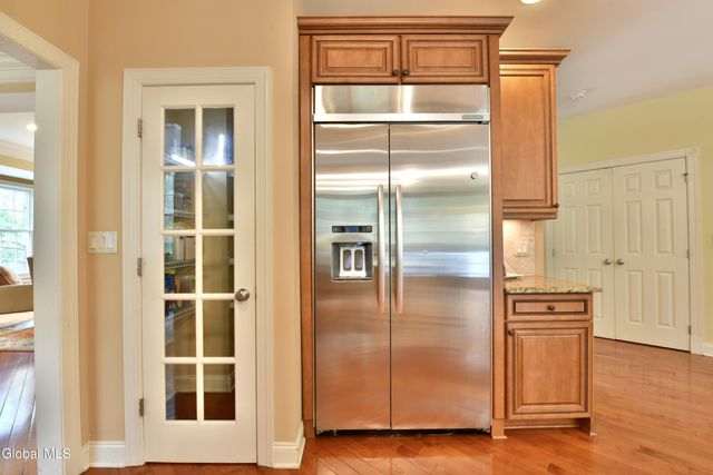 72 Stone Crest Drive, Halfmoon, NY 12118