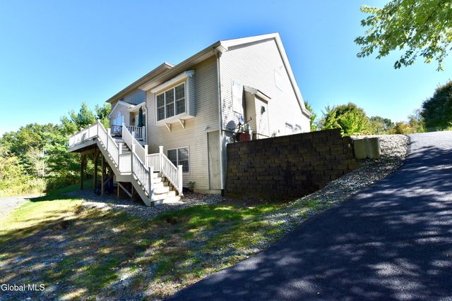 72 Stone Crest Drive, Halfmoon, NY 12118