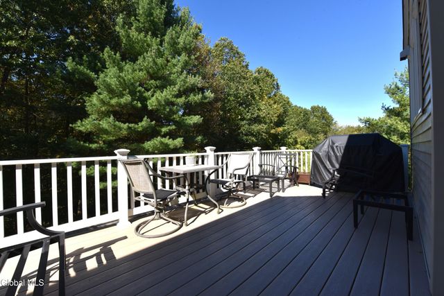 72 Stone Crest Drive, Halfmoon, NY 12118