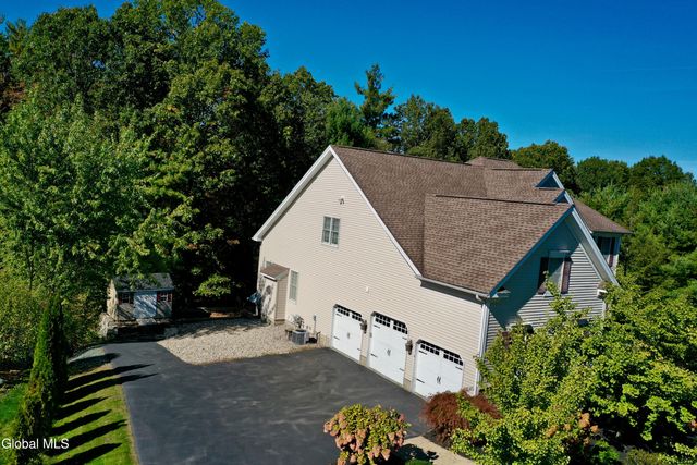 72 Stone Crest Drive, Halfmoon, NY 12118