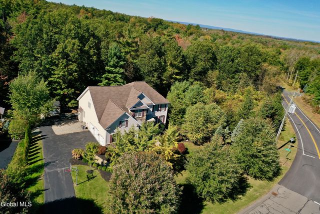 72 Stone Crest Drive, Halfmoon, NY 12118