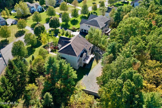 72 Stone Crest Drive, Halfmoon, NY 12118