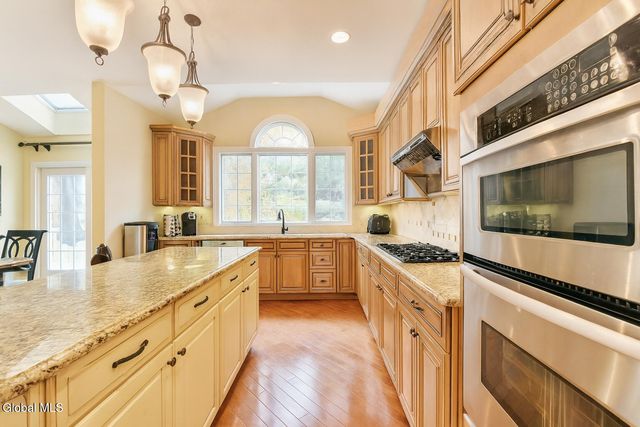 72 Stone Crest Drive, Halfmoon, NY 12118