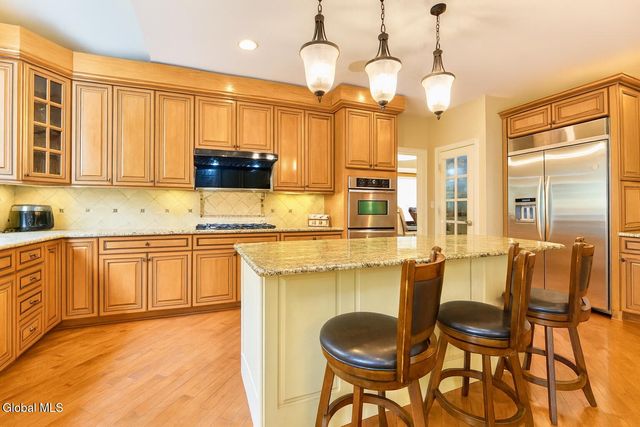 72 Stone Crest Drive, Halfmoon, NY 12118