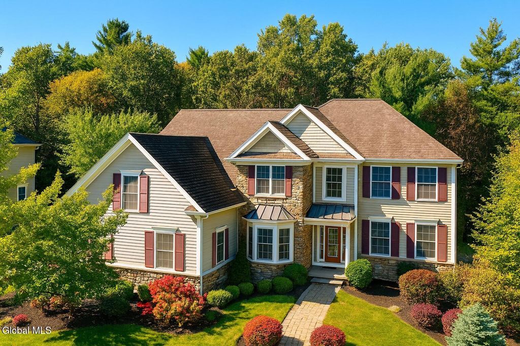 72 Stone Crest Drive, Halfmoon, NY 12118