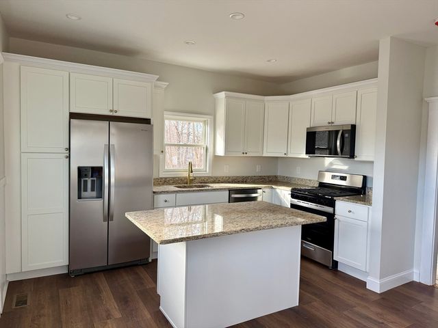 513 Slocum Rd, Dartmouth, MA 02747