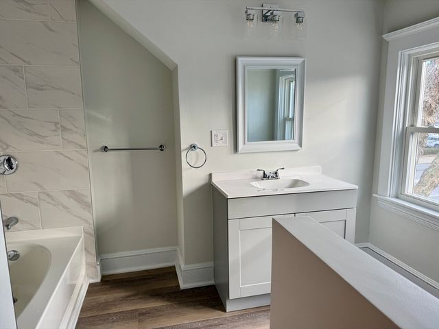 513 Slocum Rd, Dartmouth, MA 02747