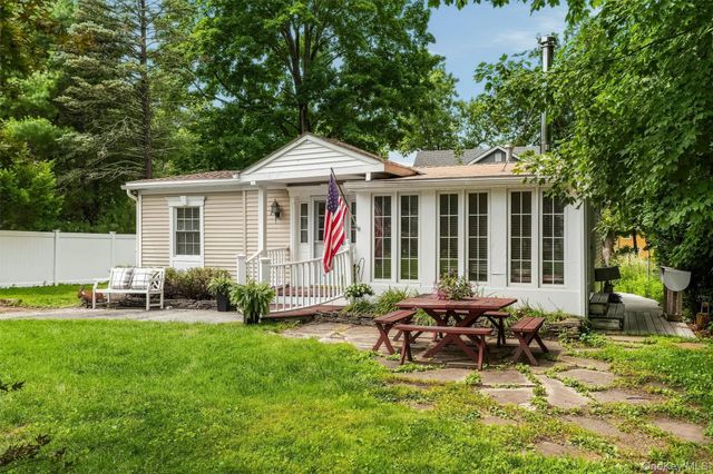 7 Locust Drive, Greenwood Lake, NY 10925