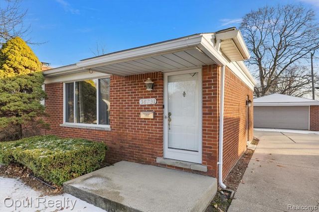 38731 Ann Arbor Trail, Livonia, MI 48150