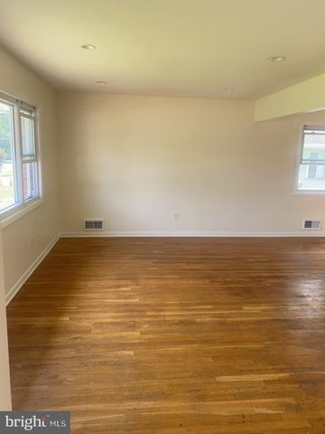 6215 AUTH RD, Suitland, MD 20746