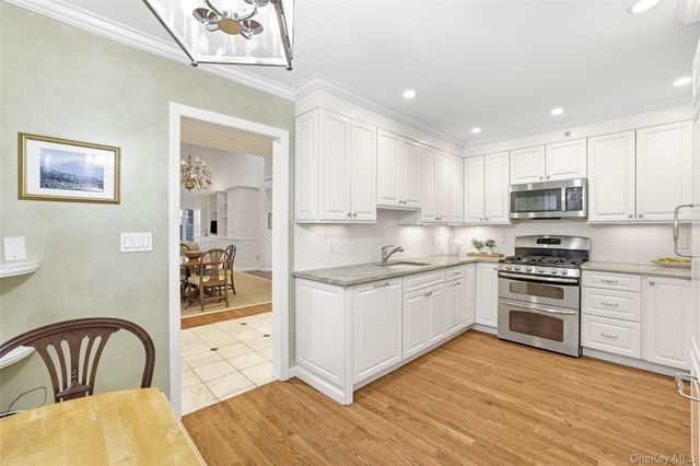 12 Brook Hills Circle, White Plains, NY 10605