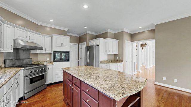 9319 Springbrooke Cir, Louisville, KY 40241