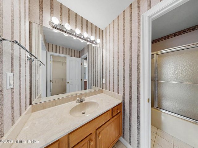 9319 Springbrooke Cir, Louisville, KY 40241