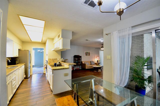 5855 S Braeswood Boulevard SW, Houston, TX 77096