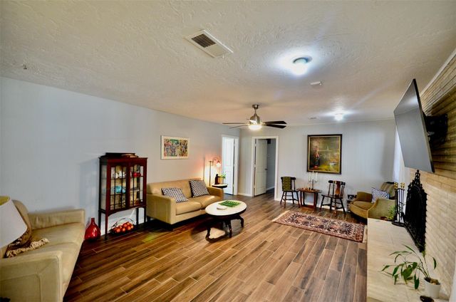 5855 S Braeswood Boulevard SW, Houston, TX 77096