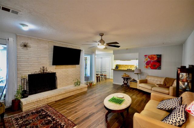 5855 S Braeswood Boulevard SW, Houston, TX 77096