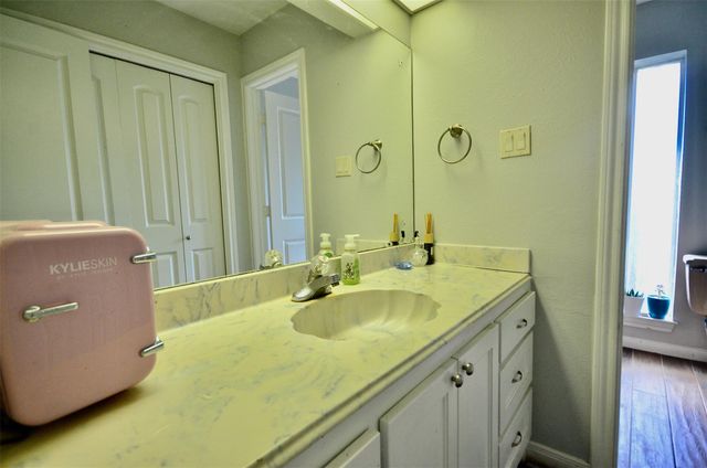 5855 S Braeswood Boulevard SW, Houston, TX 77096