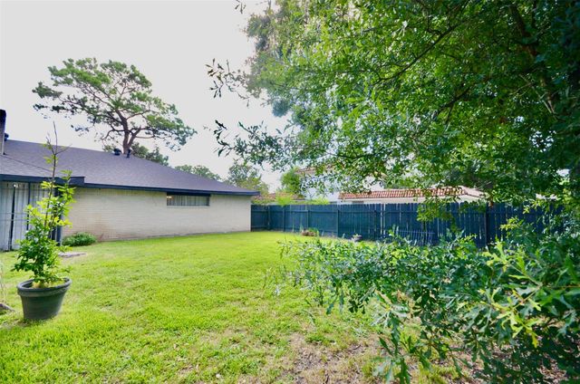 5855 S Braeswood Boulevard SW, Houston, TX 77096