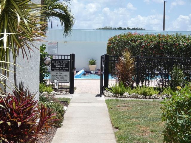 4908 38TH WAY S 303, St Petersburg, FL 33711
