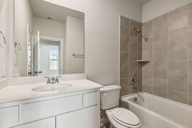 724 Metallic Tree Lane, Van Alstyne, TX 75495