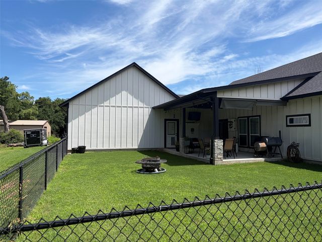 410 S Wickham Street, Alvord, TX 76225