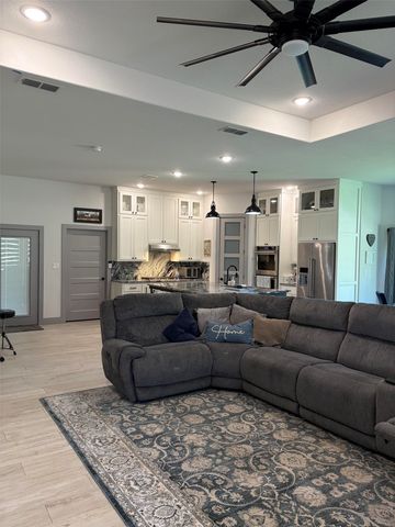 410 S Wickham Street, Alvord, TX 76225