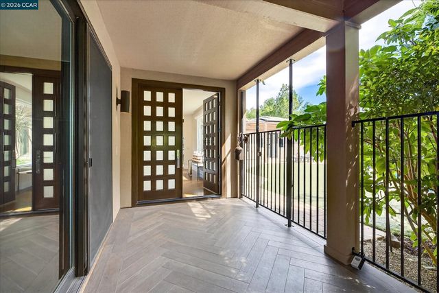 1 Gardiner Ct, Orinda, CA 94563