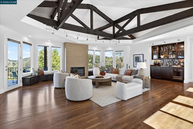 1 Gardiner Ct, Orinda, CA 94563