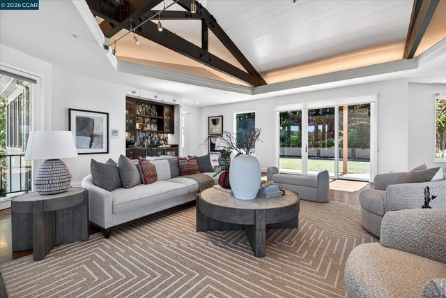 1 Gardiner Ct, Orinda, CA 94563