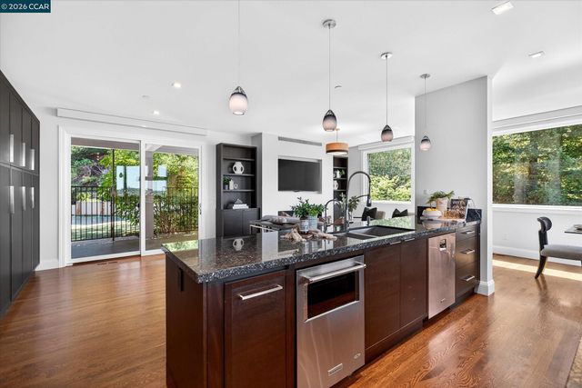 1 Gardiner Ct, Orinda, CA 94563