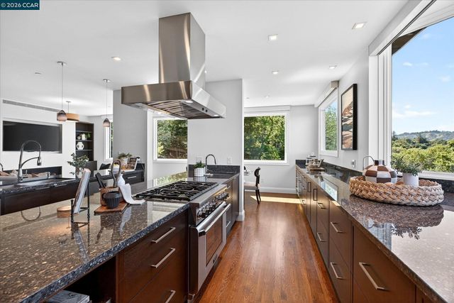 1 Gardiner Ct, Orinda, CA 94563