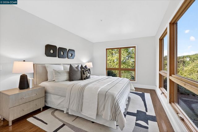 1 Gardiner Ct, Orinda, CA 94563