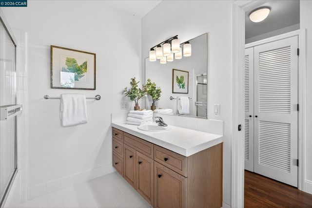 1 Gardiner Ct, Orinda, CA 94563